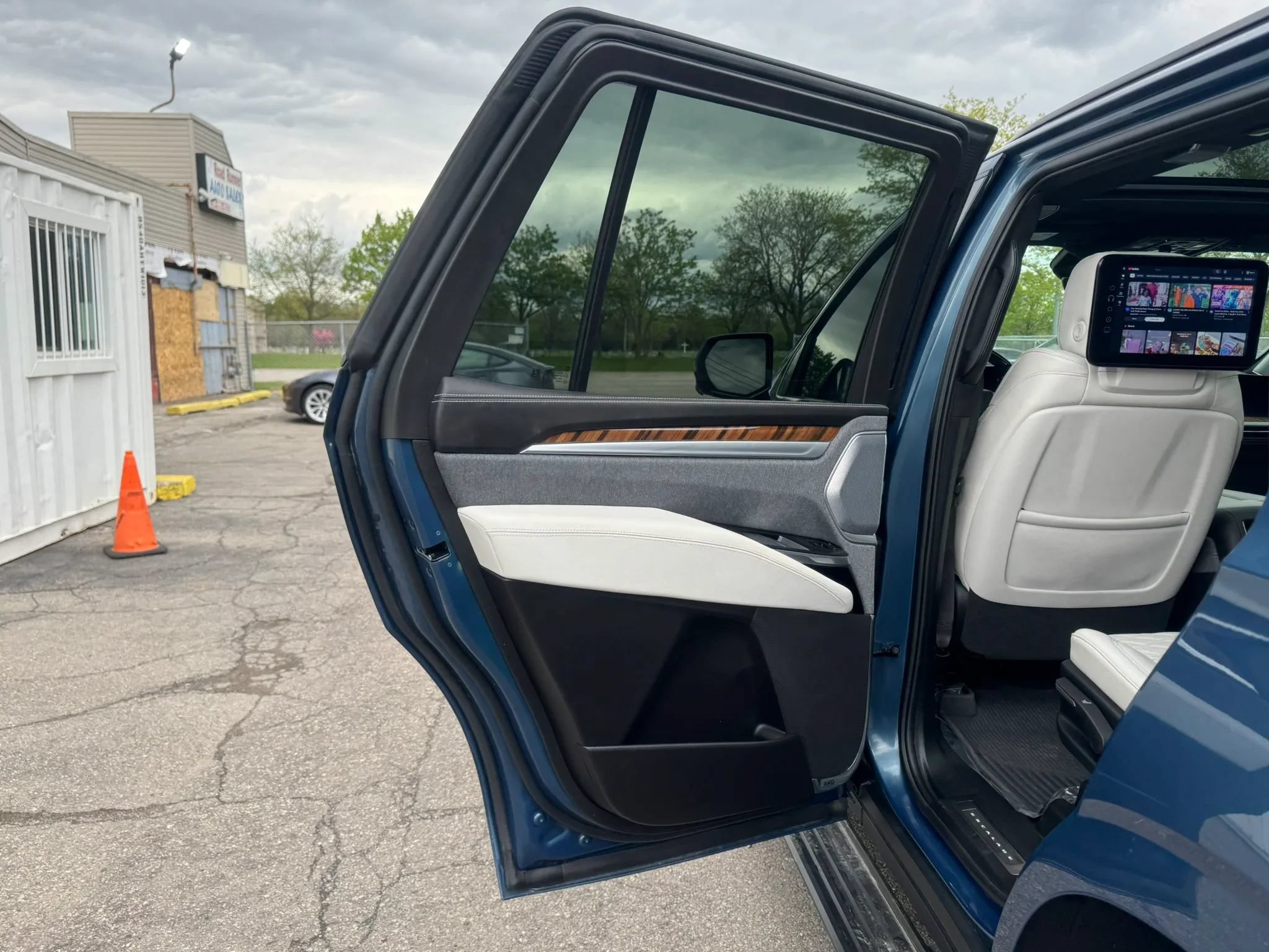 Used 2025 Cadillac Escalade Sport Platinum w/ LPO, Floor Liner Package AWD/4WD image 27