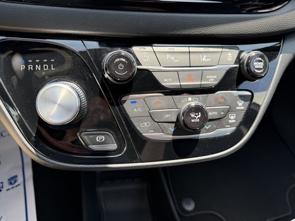 Used 2025 Chrysler Pacifica Select FWD image 30