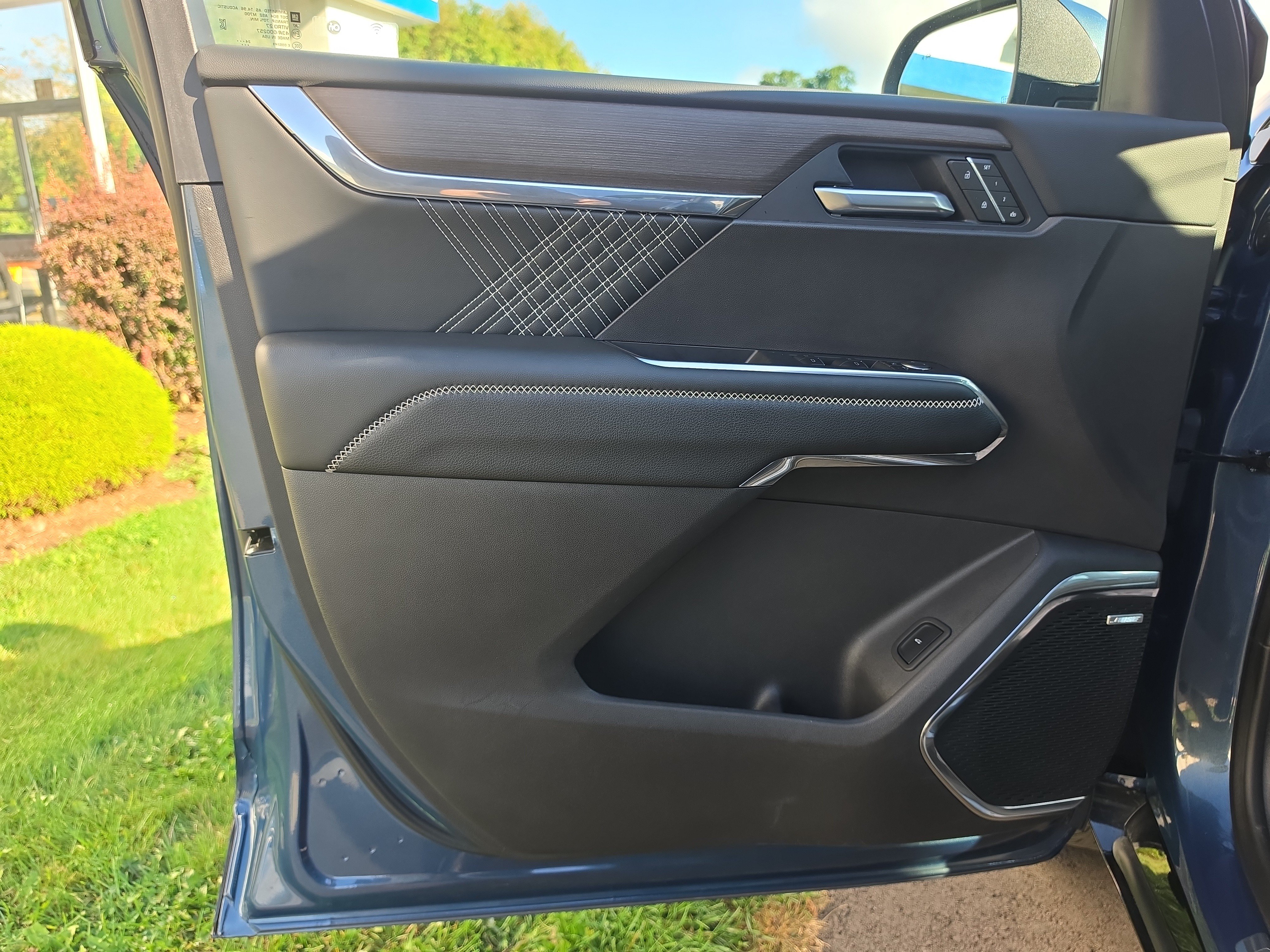 Used 2025 GMC Acadia Denali w/ LPO, Floor Liner Package AWD/4WD image 18