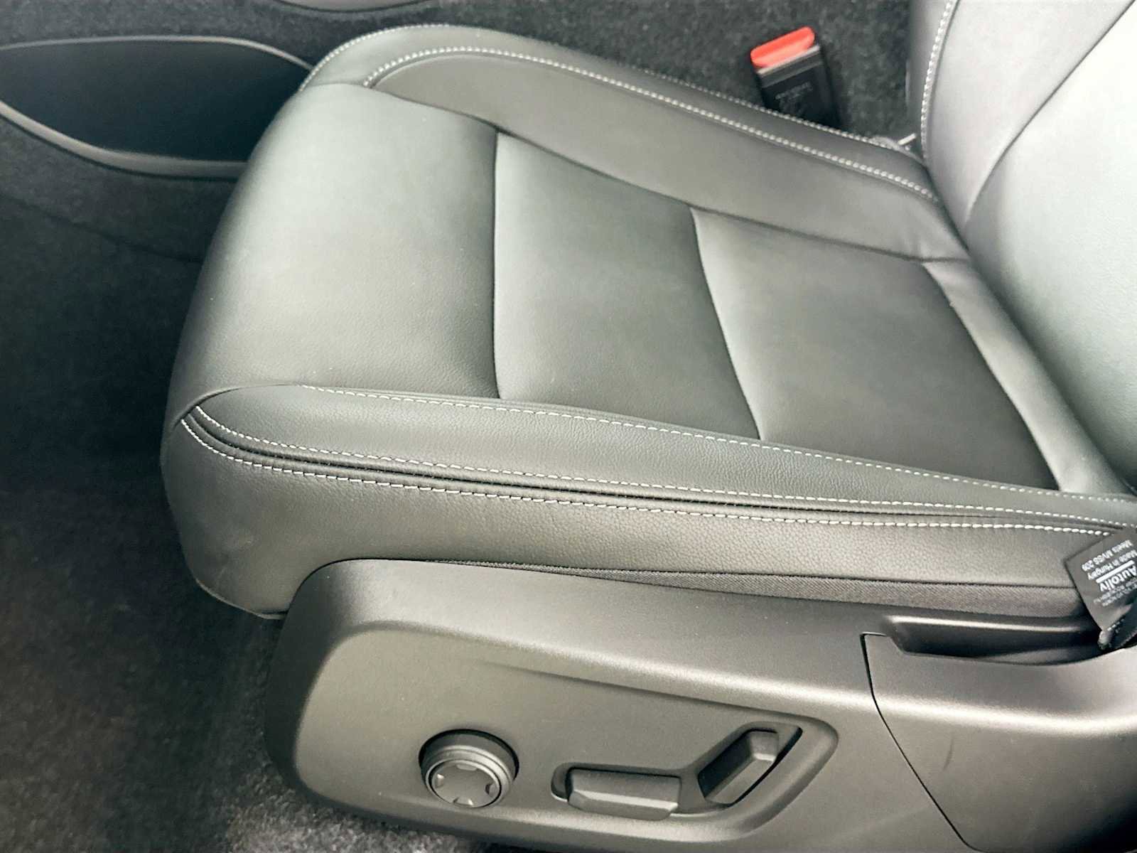 Used 2025 Volvo XC40 B5 Core w/ Climate Package image 18