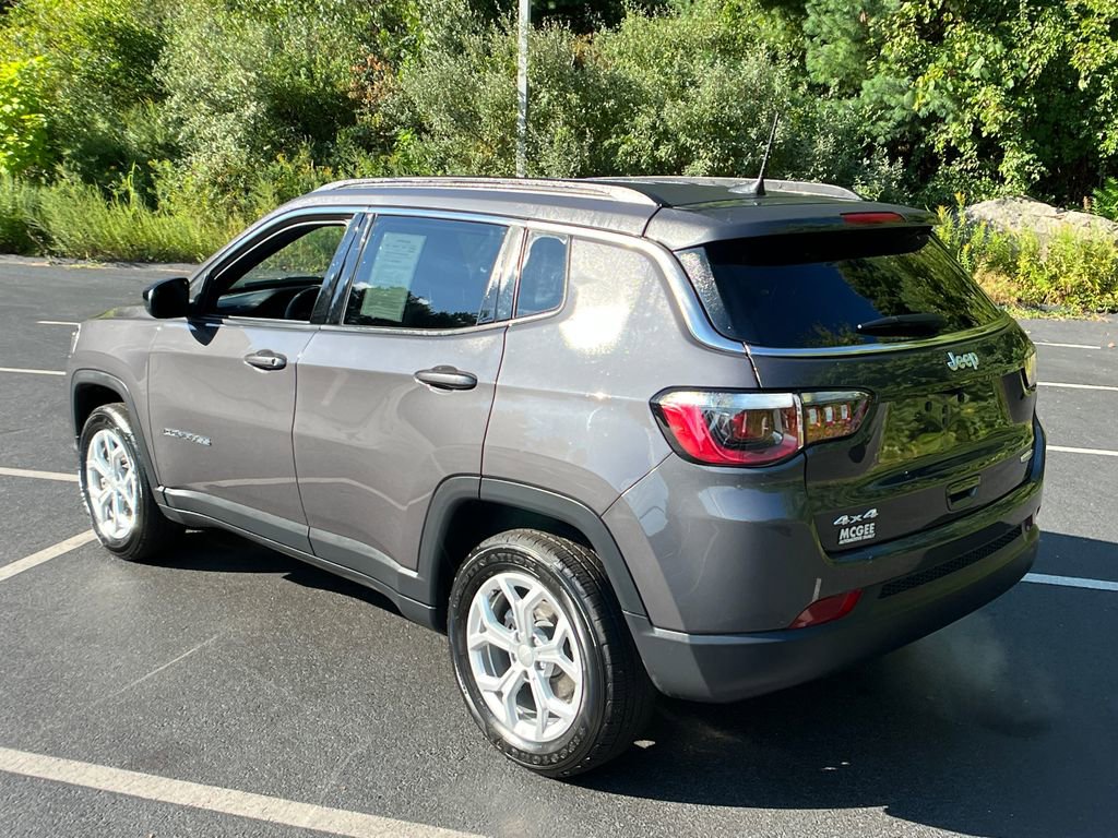 Used 2024 Jeep Compass Latitude image 3