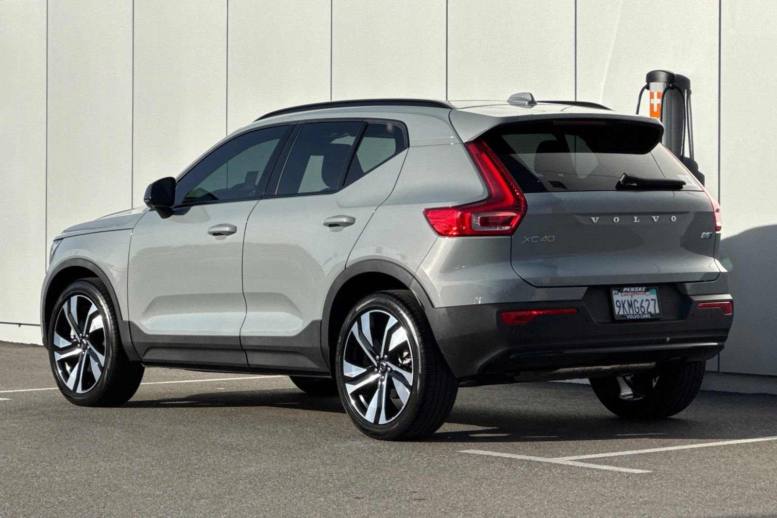Used 2024 Volvo XC40 B5 Plus w/ Climate Package image 3
