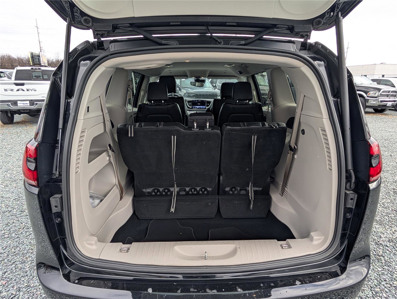 Used 2024 Chrysler Pacifica Touring-L image 12