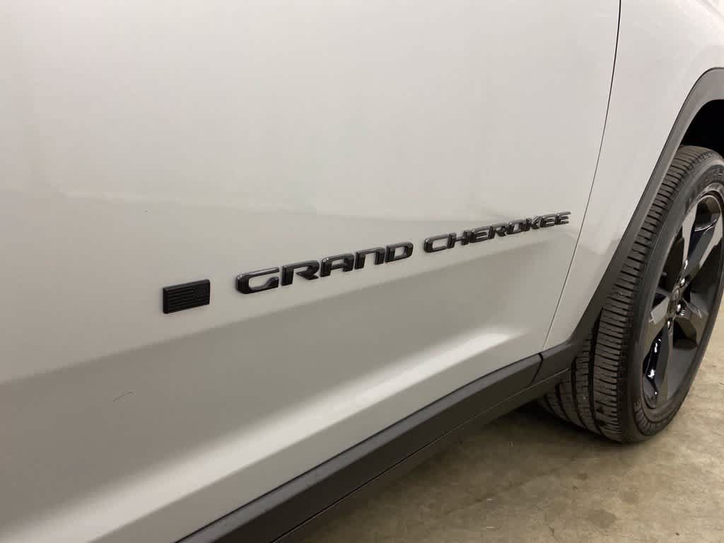 Used 2023 Jeep Grand Cherokee Altitude AWD/4WD image 10