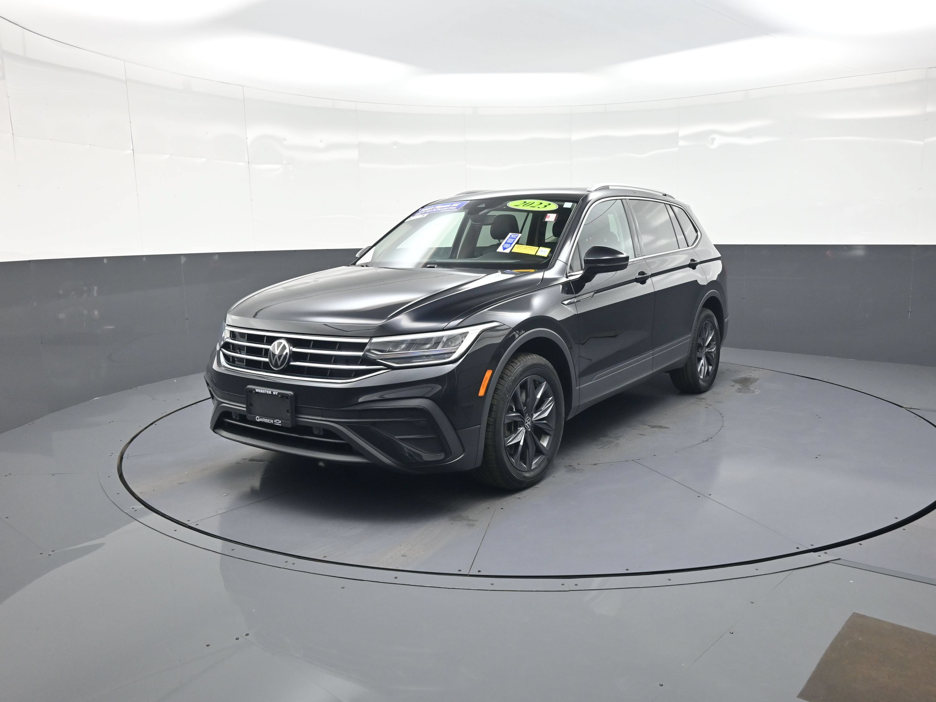 Used 2023 Volkswagen Tiguan SE w/ Panoramic Sunroof Package AWD/4WD image 7