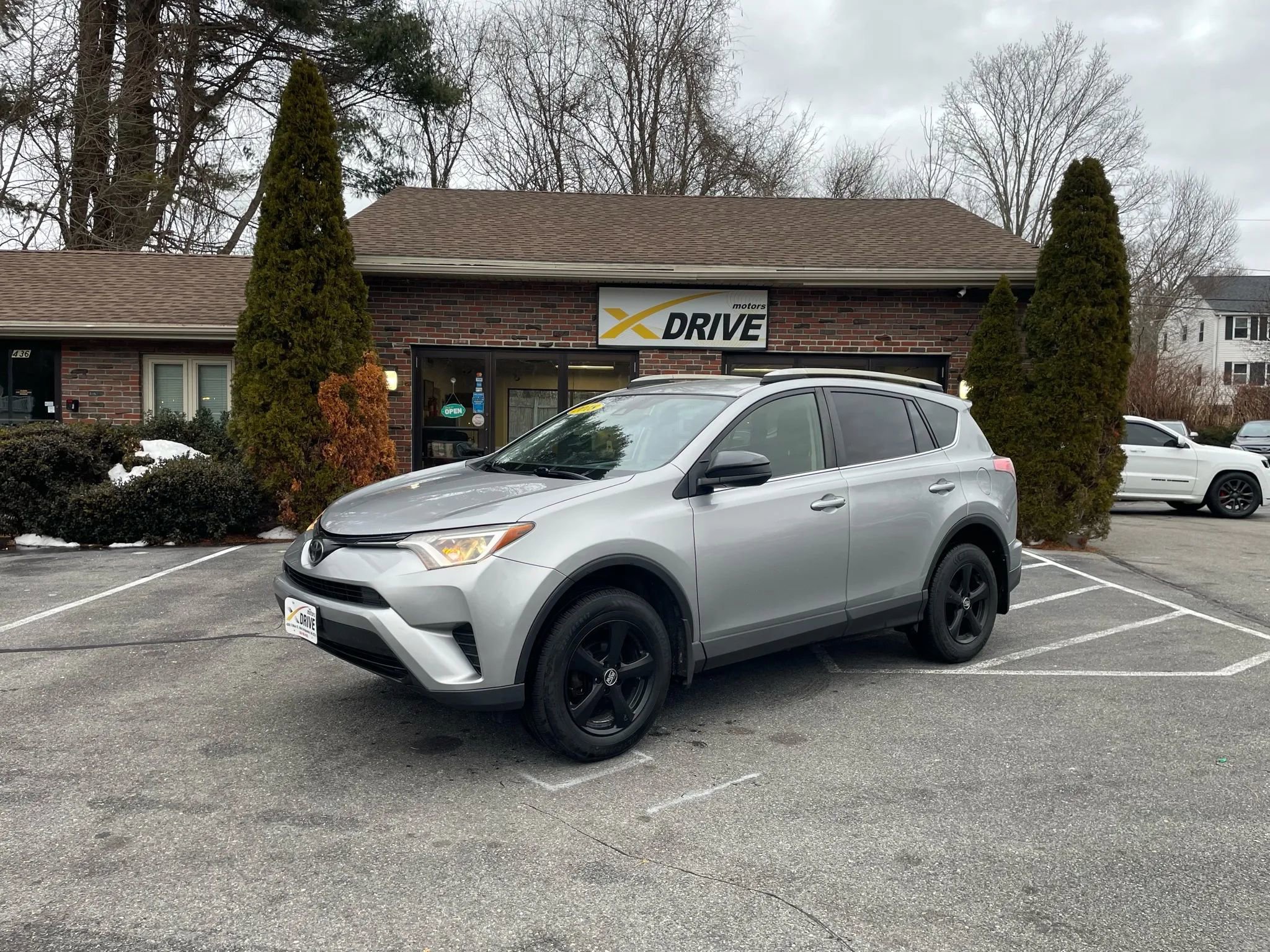 Used 2018 Toyota RAV4 LE w/ Carpet Mat Package image 4
