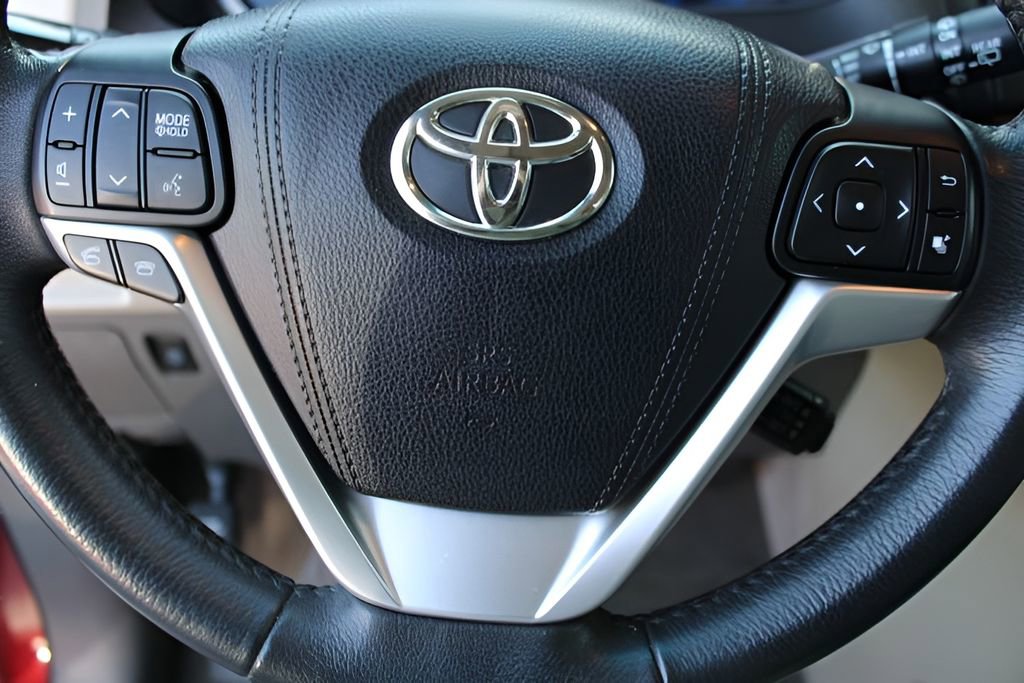 Used 2017 Toyota Sienna XLE w/ XLE Navigation Package FWD image 12