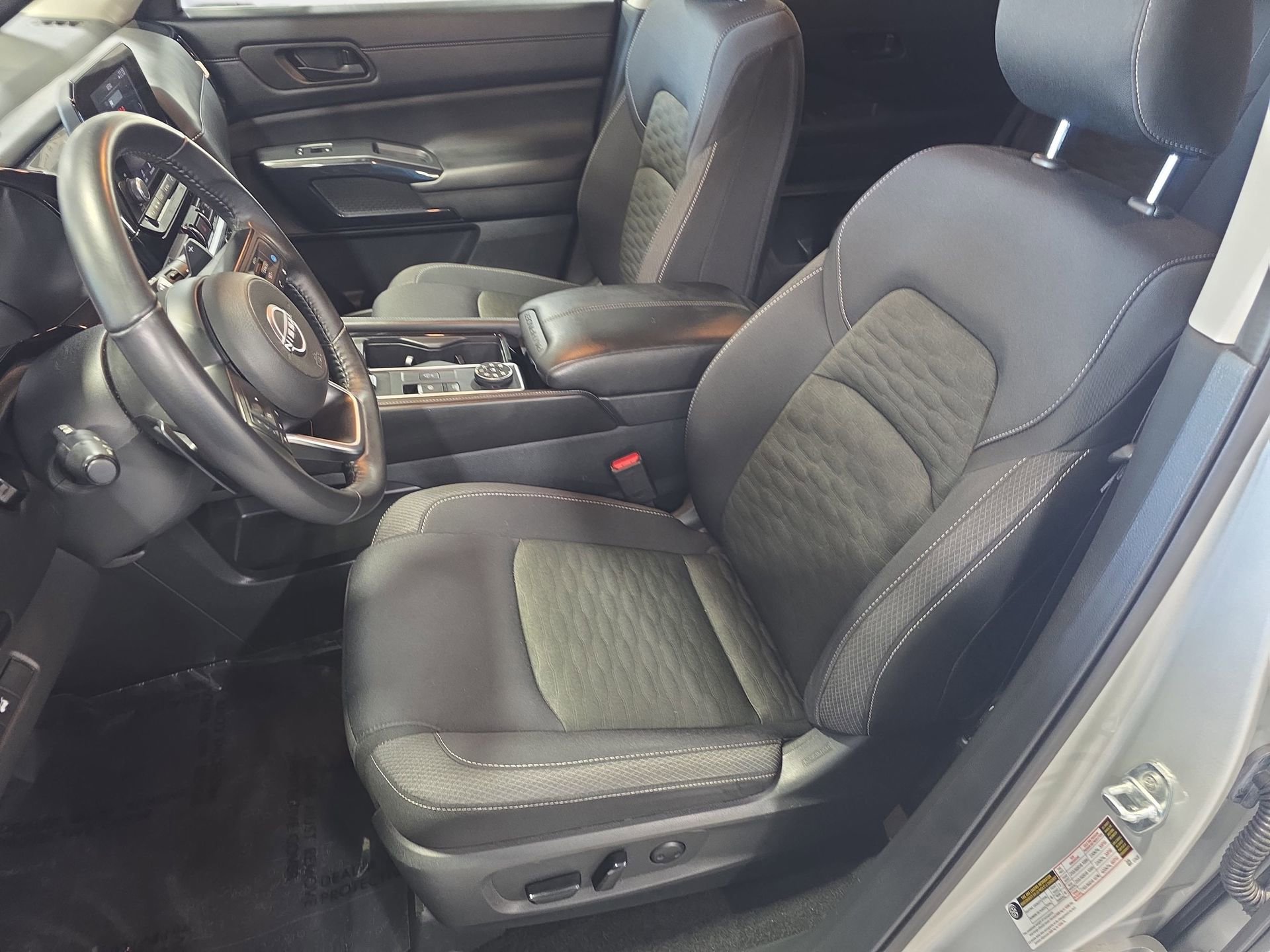 Used 2025 Nissan Pathfinder SV image 15