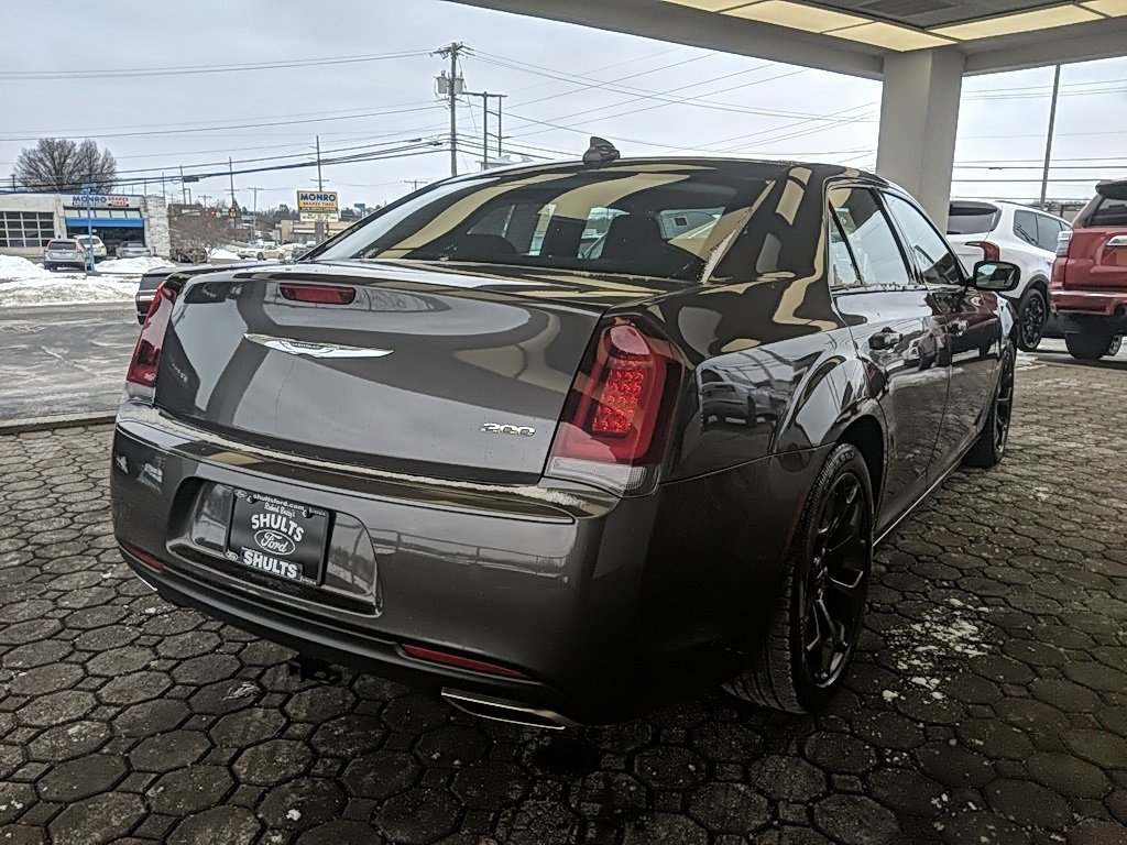 Used 2019 Chrysler 300 Touring w/ Sport Appearance Package image 5