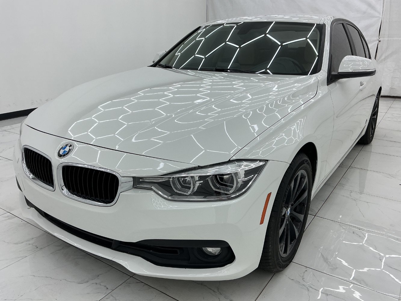 Used 2018 BMW 320i Sedan RWD image 1