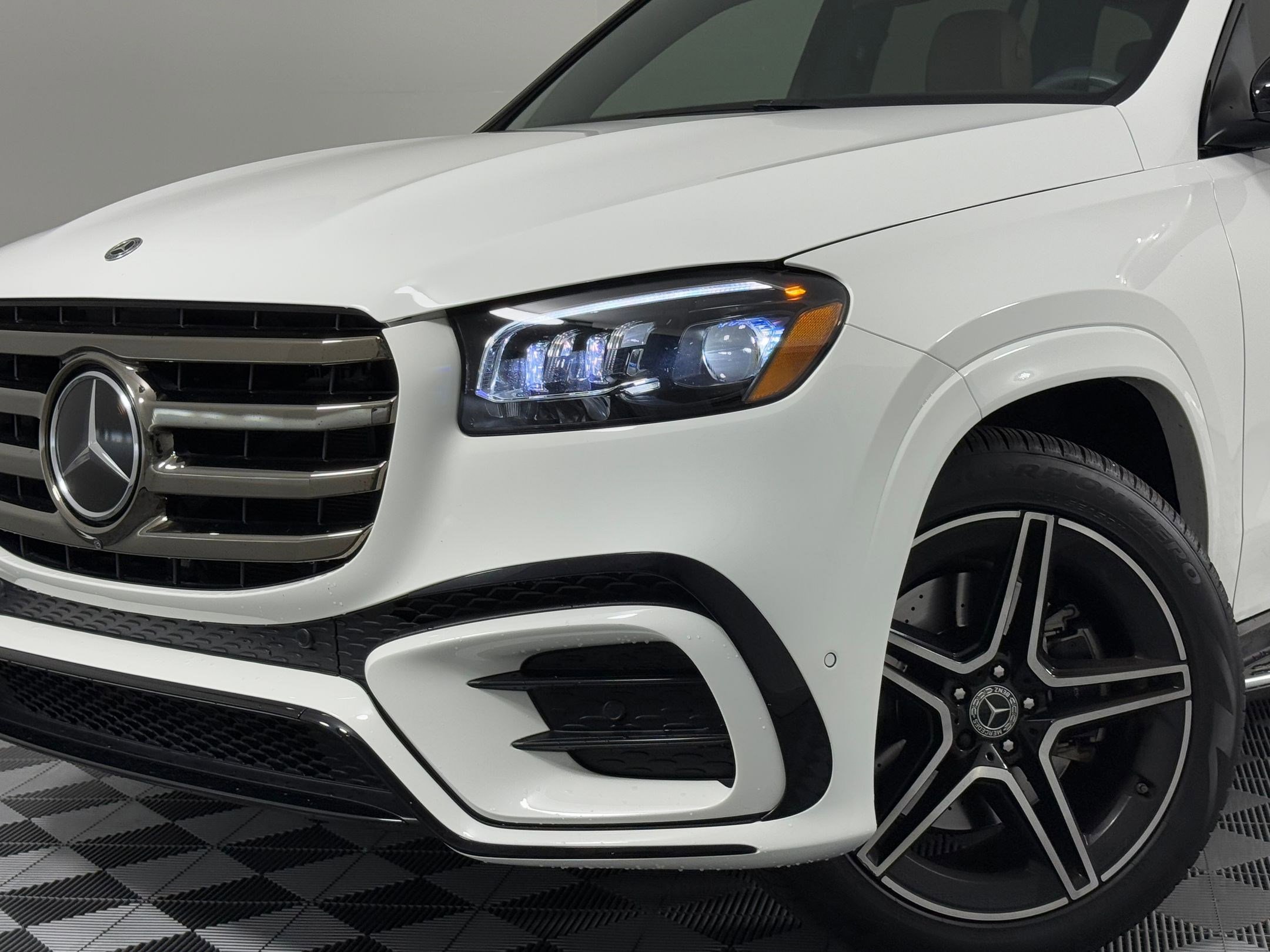 Used 2024 Mercedes-Benz GLS 450 4MATIC image 11