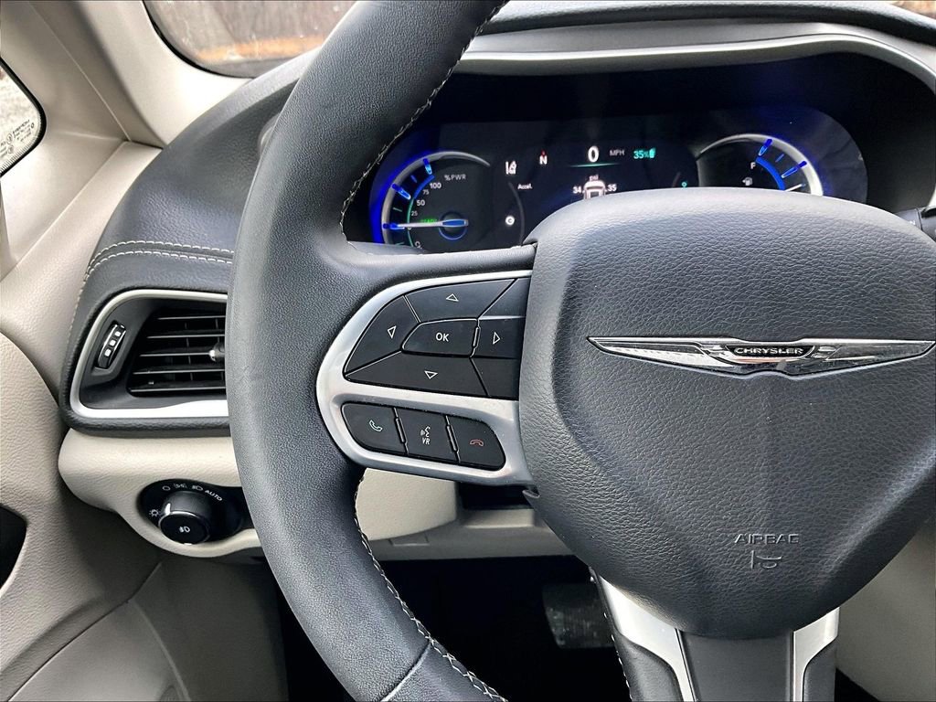 Used 2023 Chrysler Pacifica Touring-L image 16