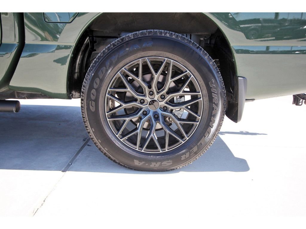 Used 2024 Nissan Titan SV w/ SV Bronze Edition Package image 30