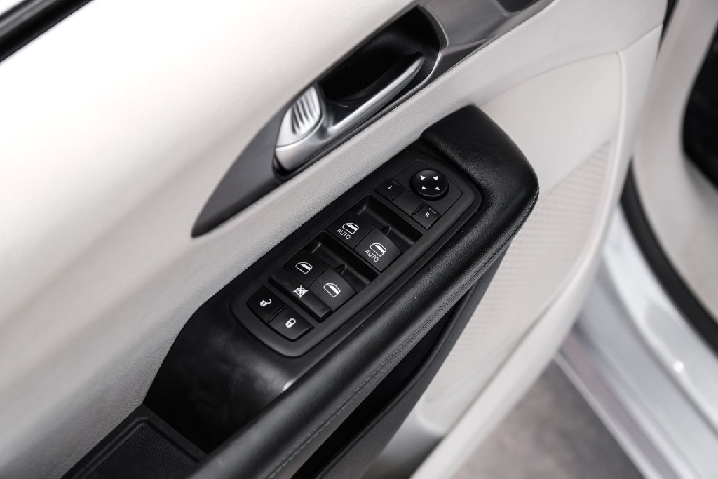 Used 2021 Chrysler Pacifica Touring-L FWD image 49