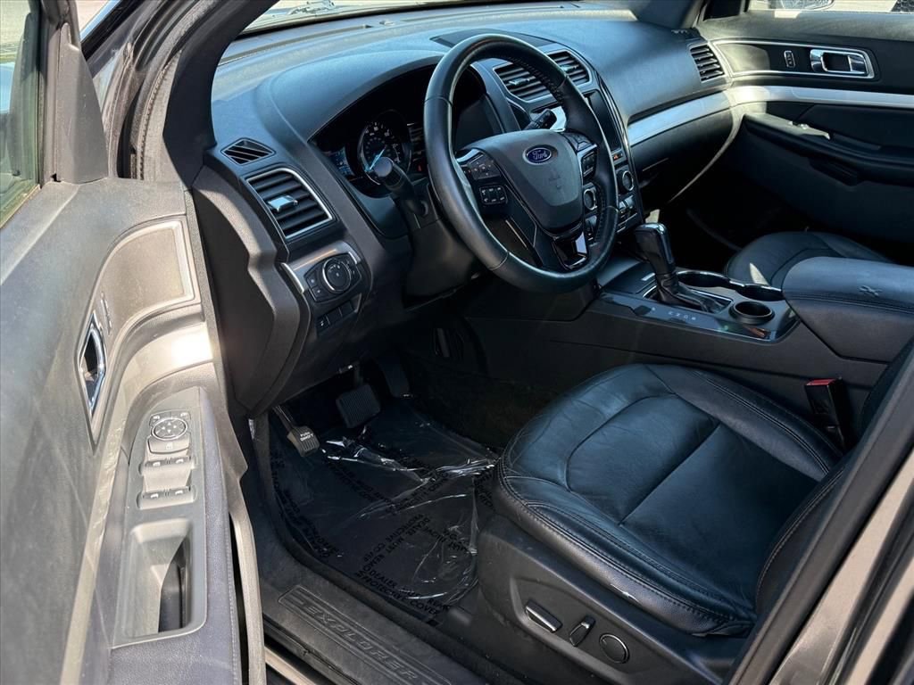 Used 2017 Ford Explorer XLT image 7