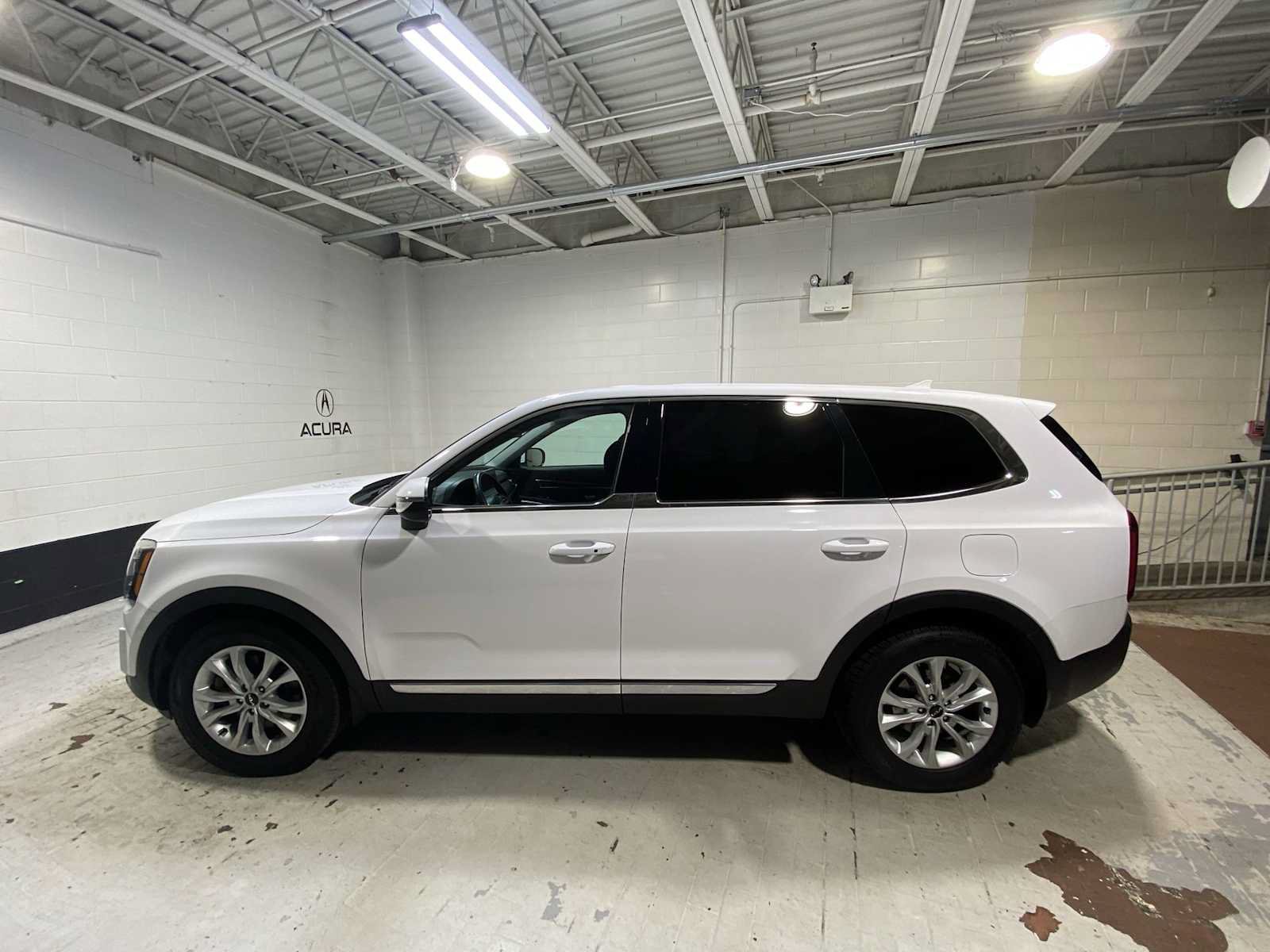 Used 2022 Kia Telluride LX AWD/4WD image 3