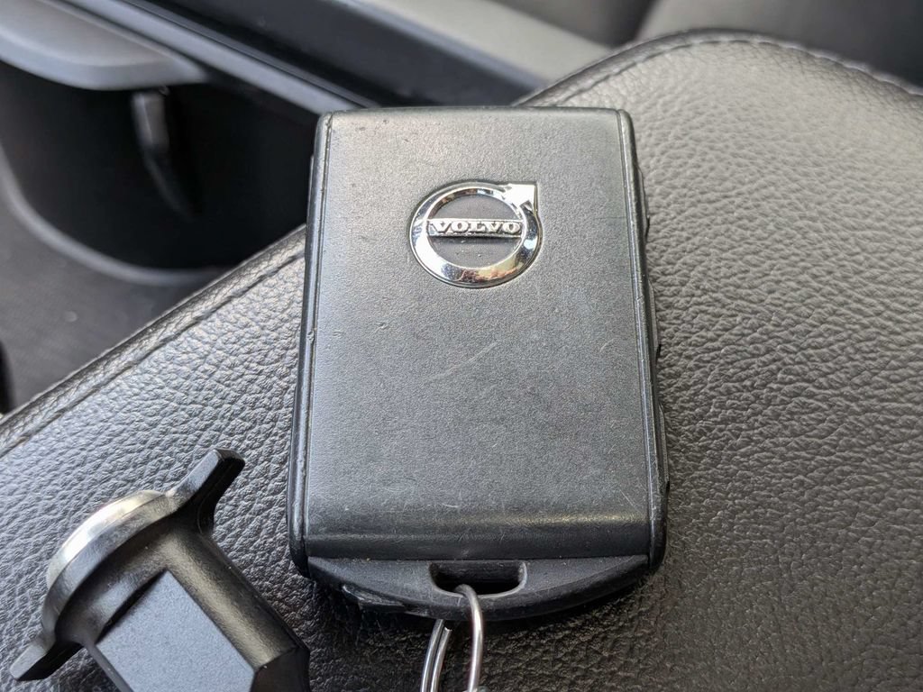 Used 2019 Volvo XC60 T5 Momentum FWD image 40