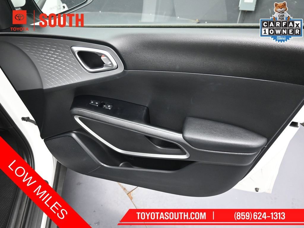 Used 2025 Kia Soul LX w/ LX Technology Package FWD image 26