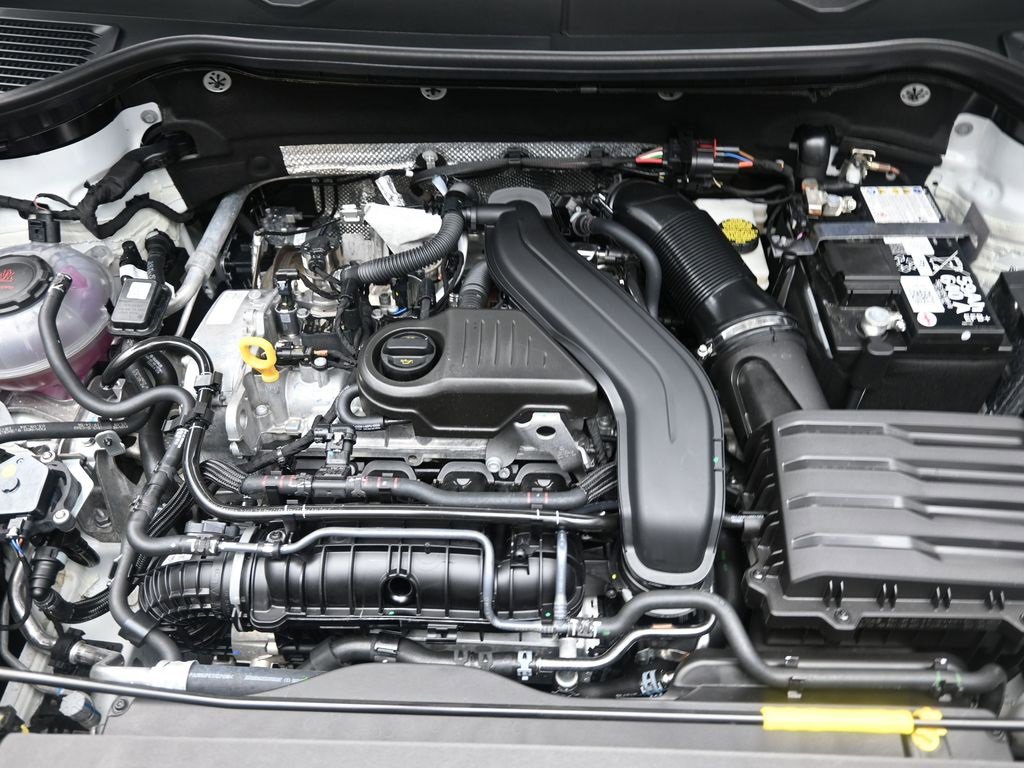 Used 2025 Volkswagen Taos SE image 29