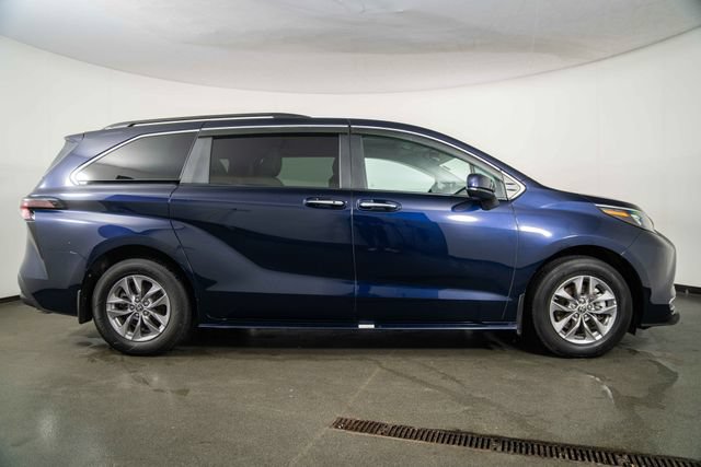 Used 2024 Toyota Sienna XLE FWD image 9