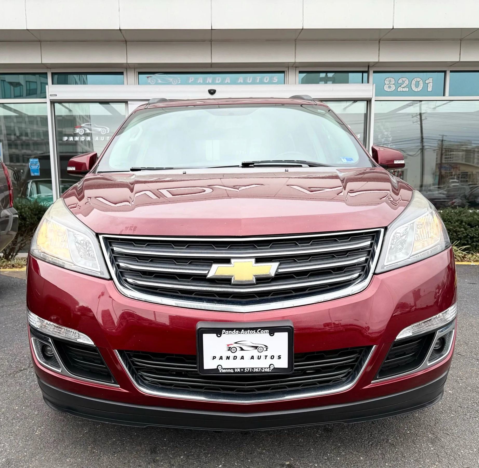 Used 2017 Chevrolet Traverse LT image 2