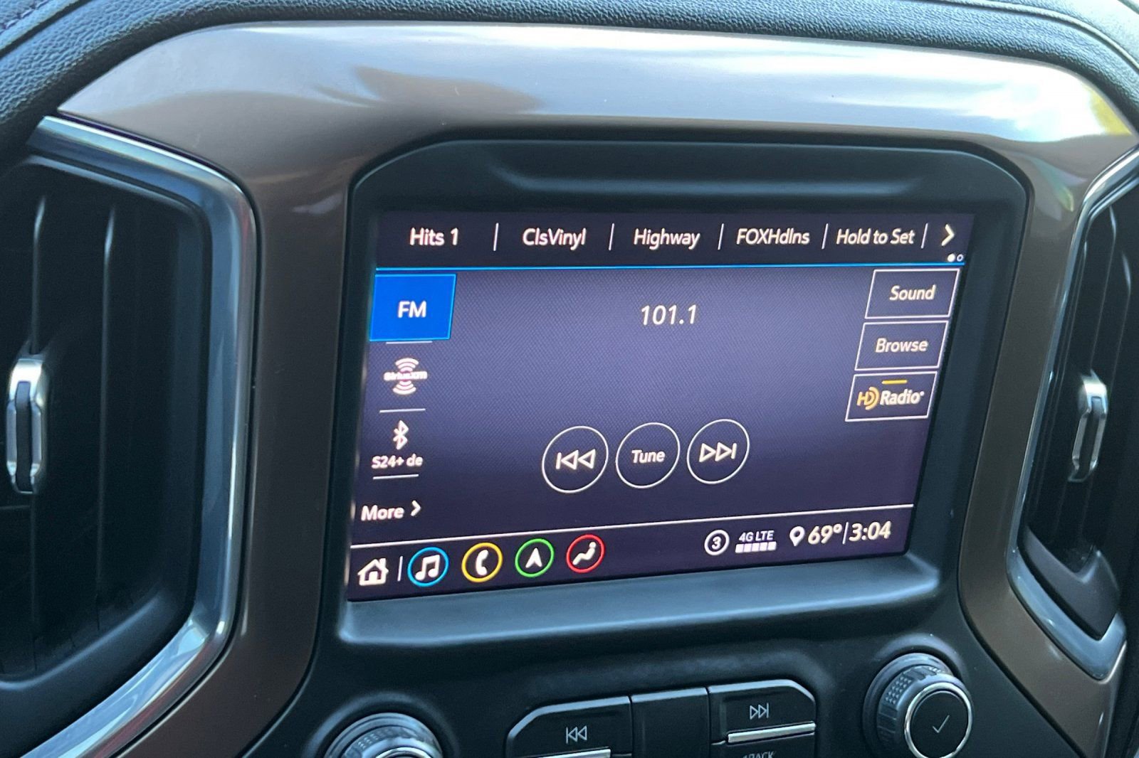 Used 2020 Chevrolet Silverado 1500 High Country w/ Technology Package image 18