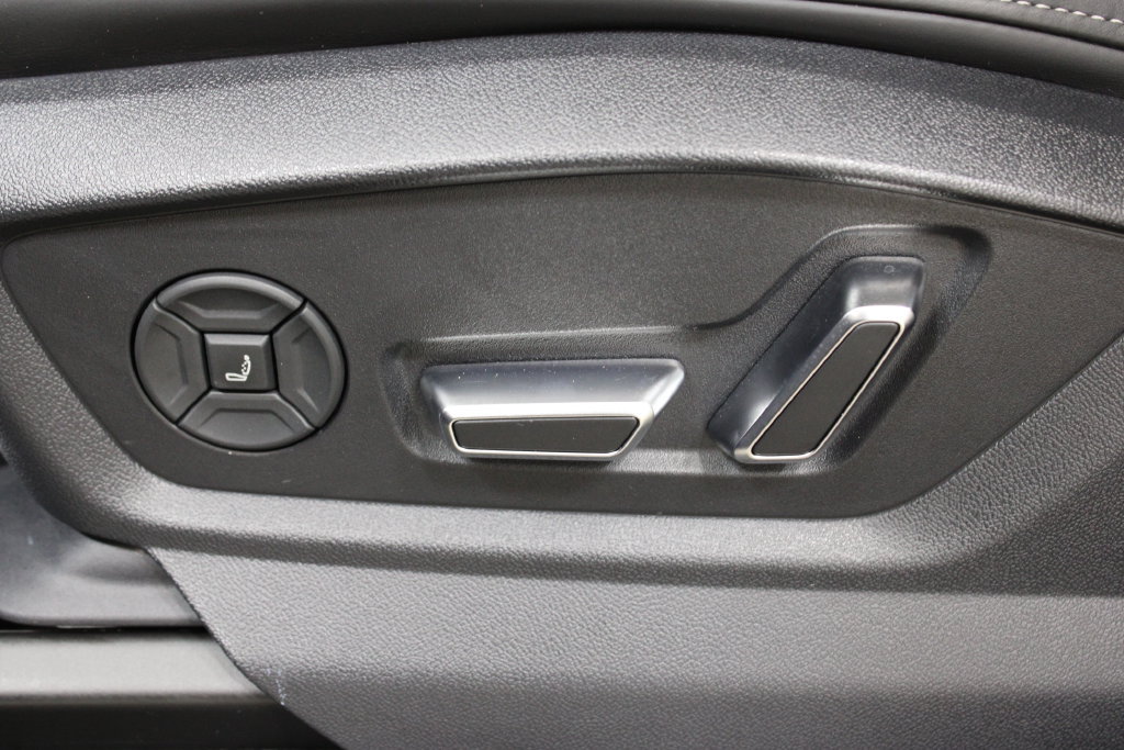 Used 2025 Audi SQ7 Prestige AWD/4WD image 21