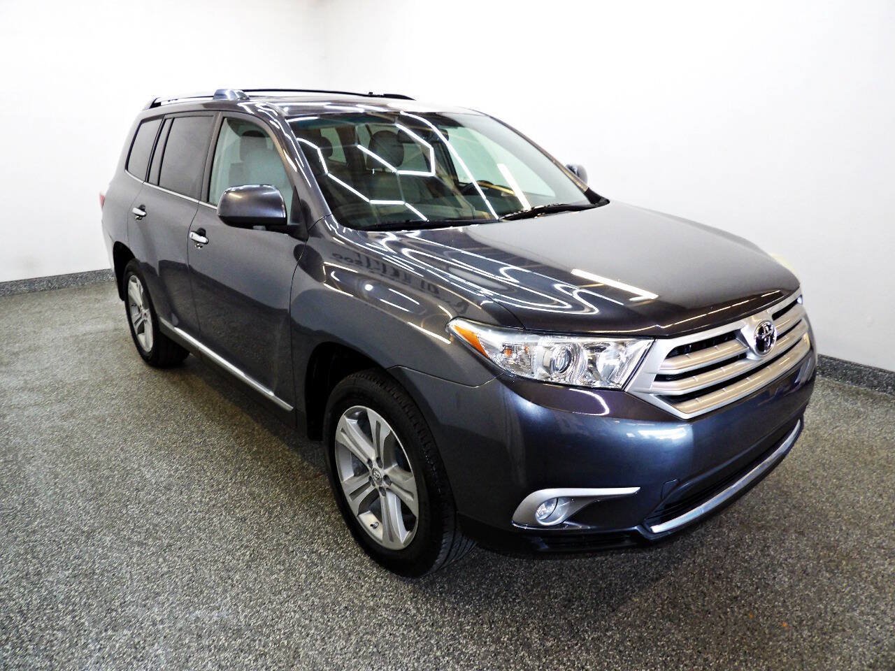 Used 2012 Toyota Highlander Limited w/ Tow Pkg AWD/4WD image 3