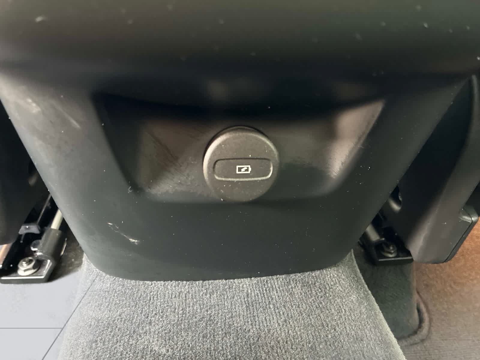 Used 2023 Volvo XC60 B5 Plus FWD image 25