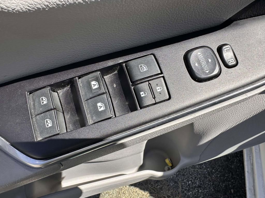 Used 2017 Toyota Camry LE FWD image 9