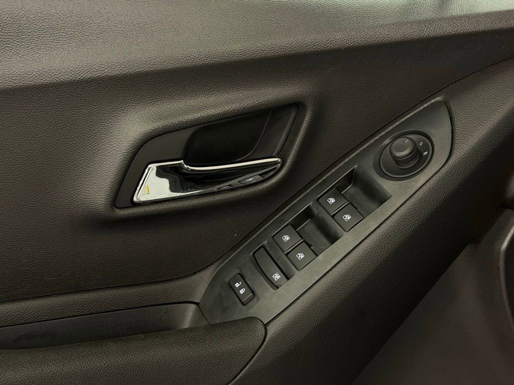 Used 2017 Chevrolet Trax LT w/ LT Convenience Package image 13