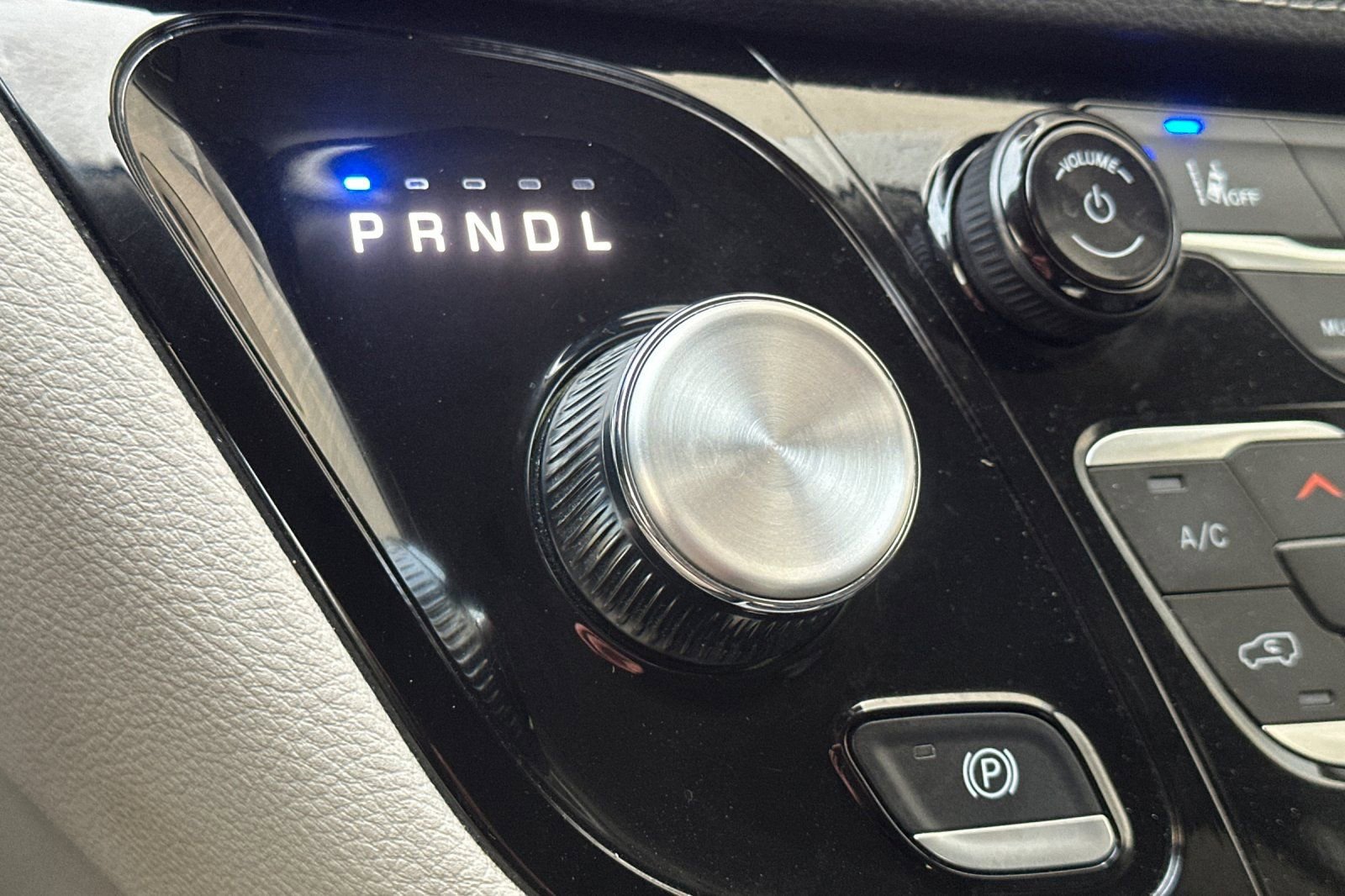 Used 2024 Chrysler Pacifica Select image 24