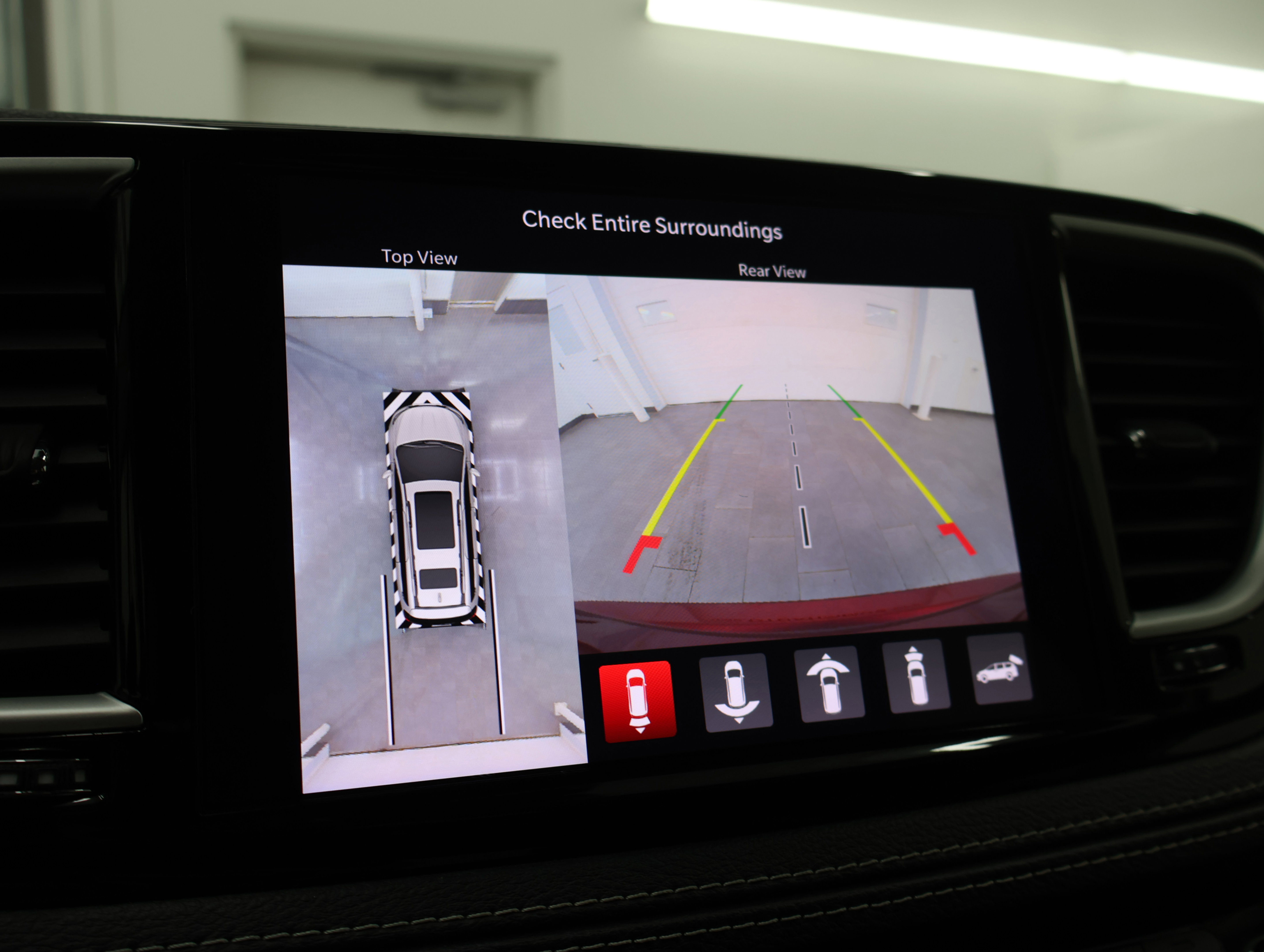 Used 2023 Chrysler Pacifica Touring-L AWD/4WD image 17