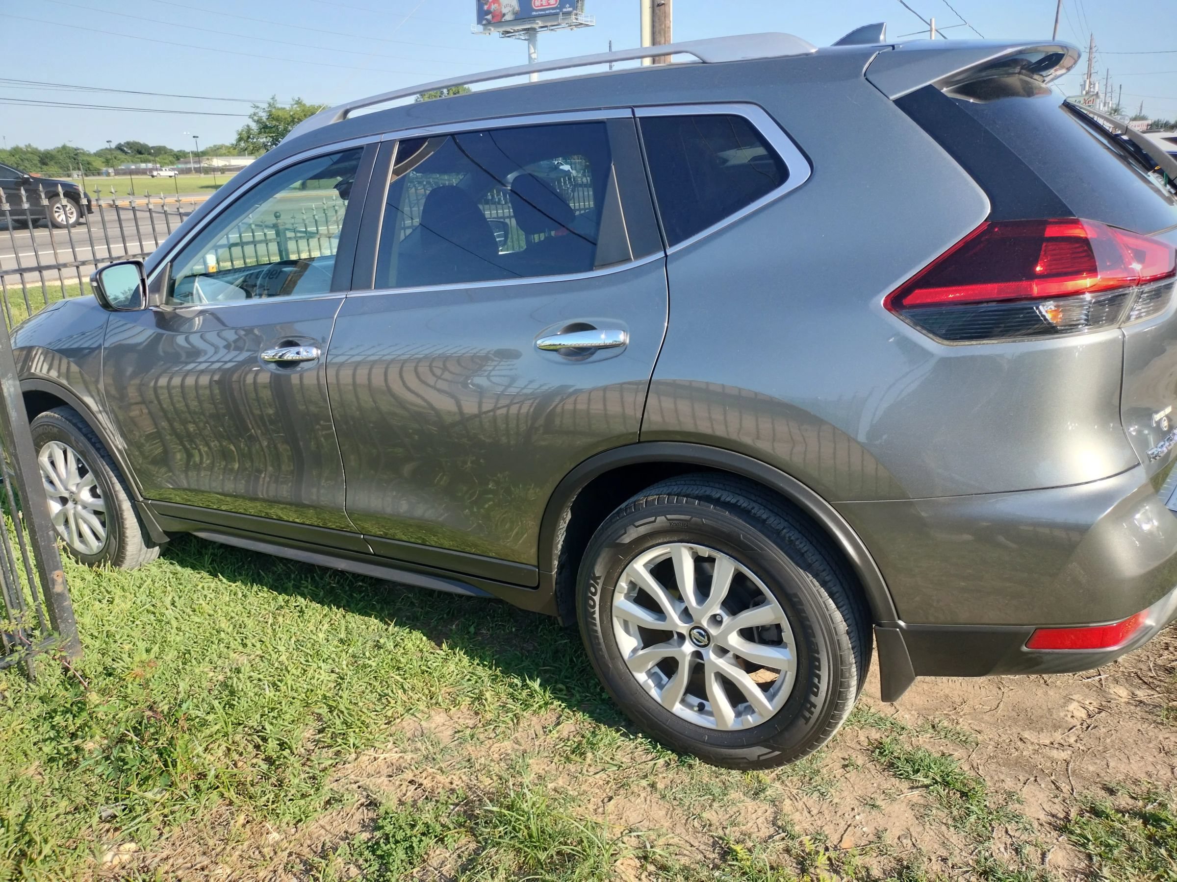 Used 2018 Nissan Rogue SV FWD image 3