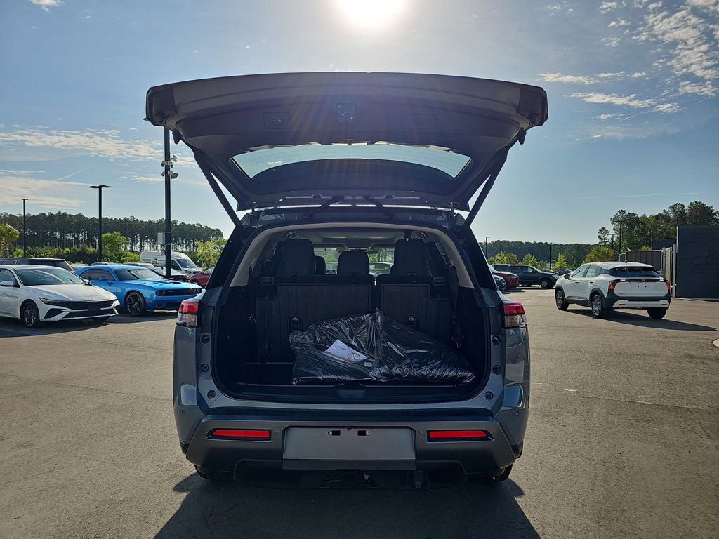 New 2026 Nissan Pathfinder Platinum FWD image 18
