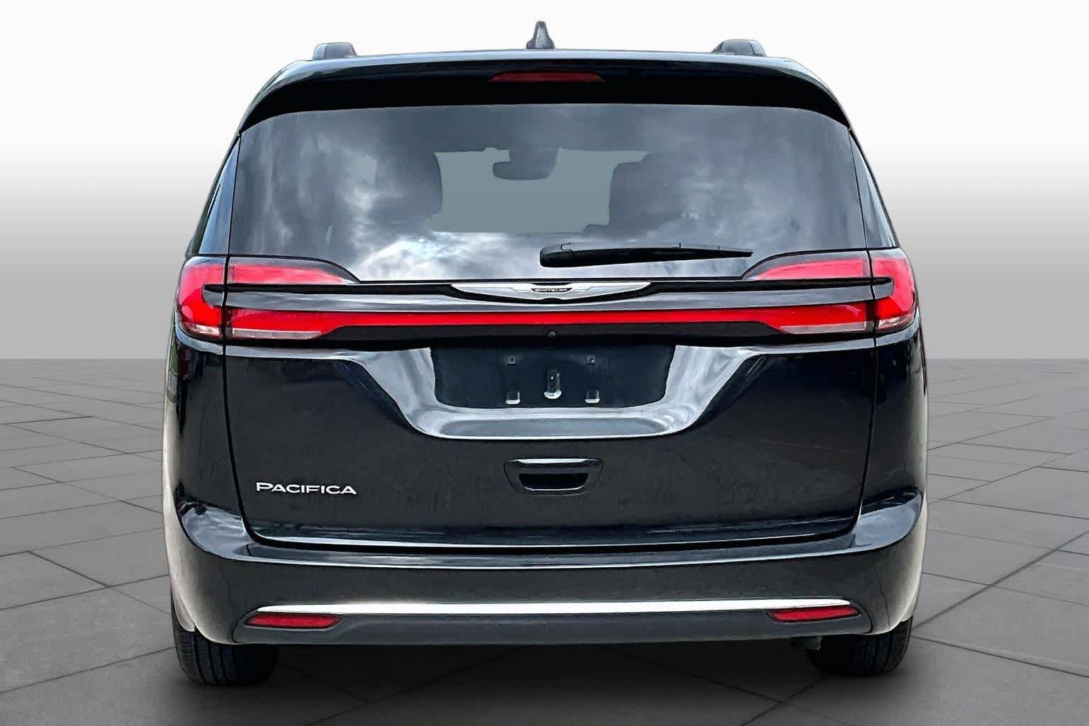 Used 2022 Chrysler Pacifica Touring-L FWD image 5