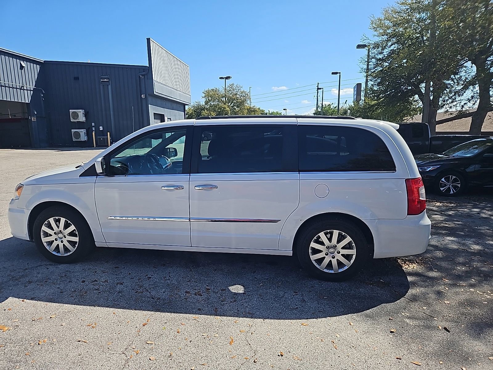 Used 2015 Chrysler Town & Country Touring w/ Driver Convenience Group image 8