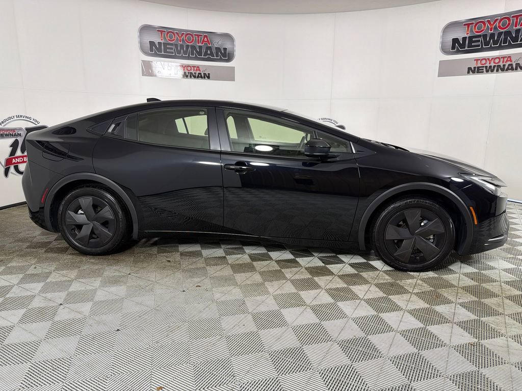 Used 2025 Toyota Prius Plug-In Hybrid image 2
