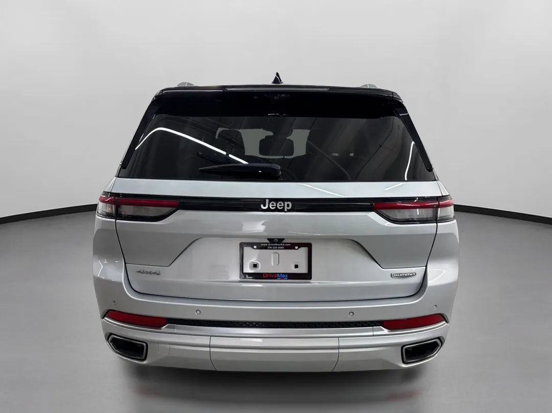 Used 2023 Jeep Grand Cherokee Summit AWD/4WD image 8