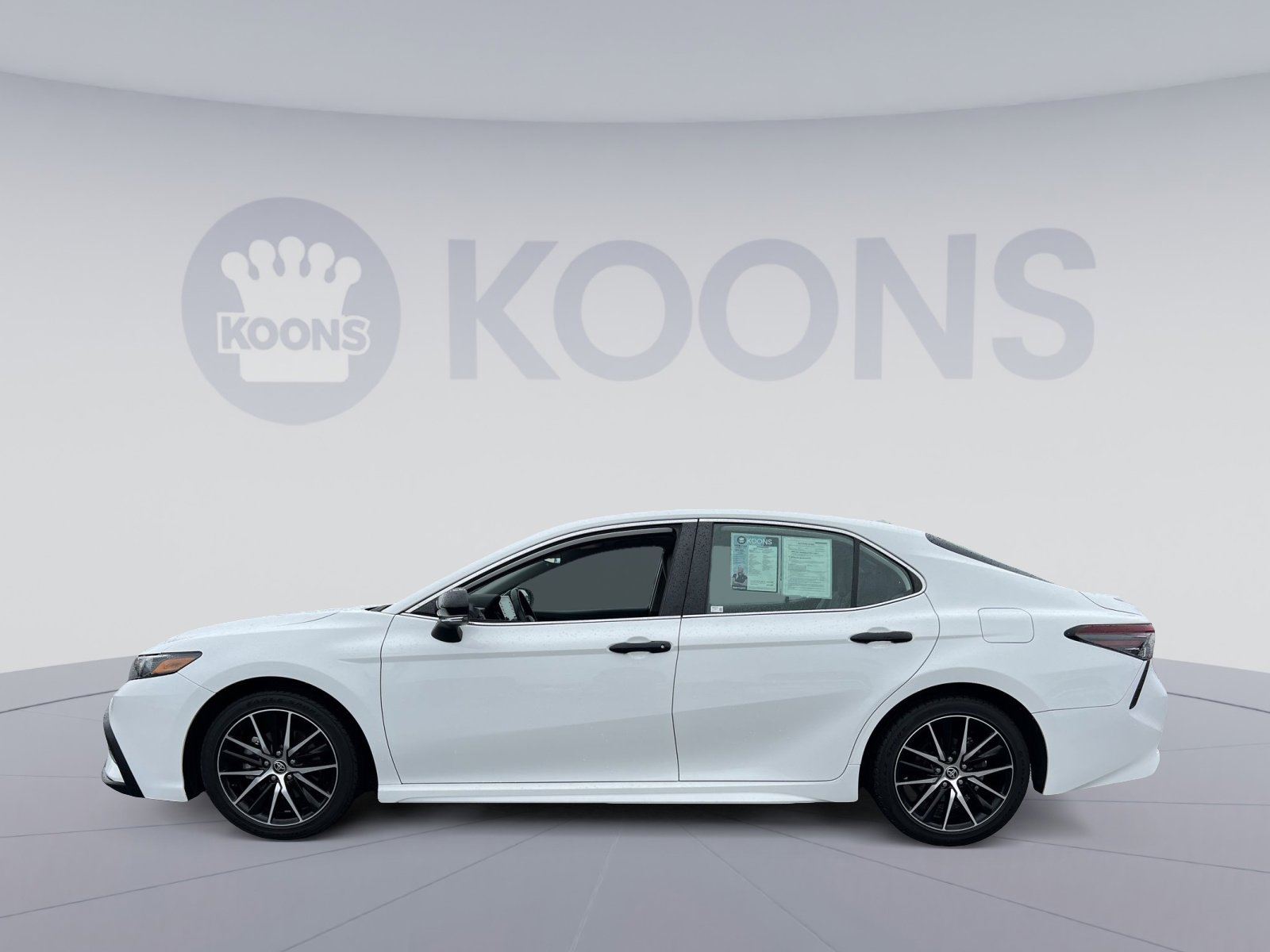 Used 2023 Toyota Camry SE image 2