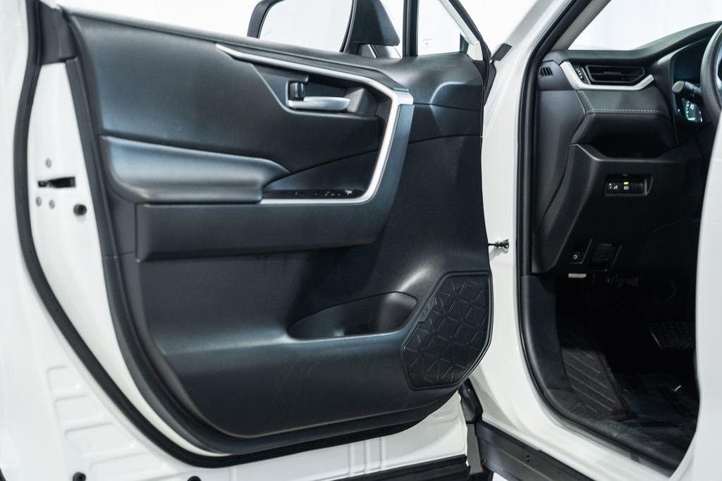 Used 2025 Toyota RAV4 XLE image 33