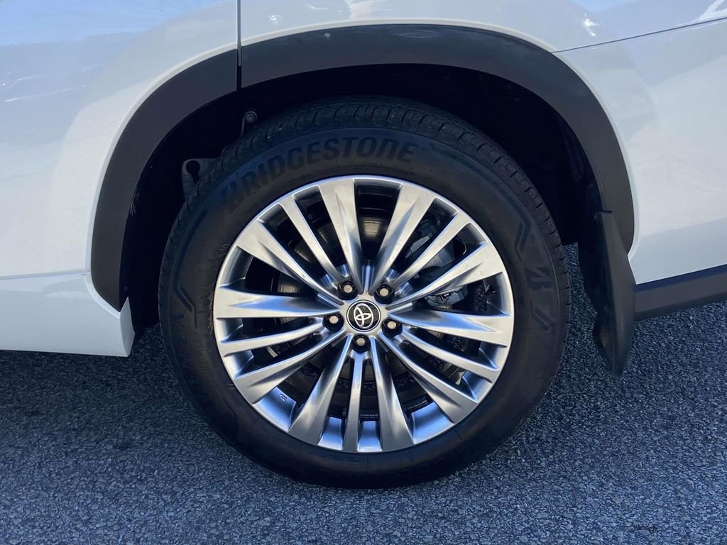 Used 2026 Toyota Highlander Limited image 9