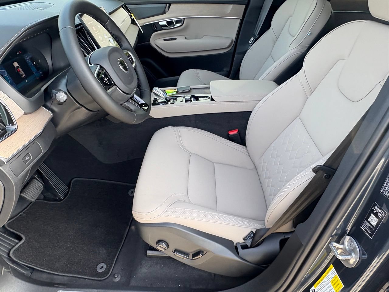 New 2026 Volvo XC90 B5 Plus w/ Protection Package Premier AWD/4WD image 18