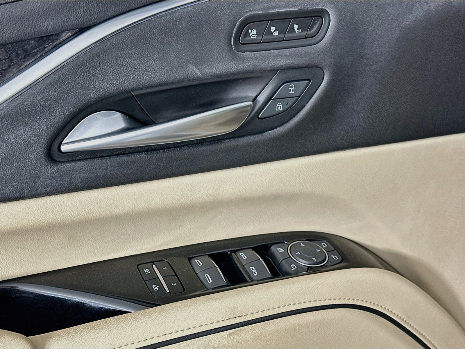 Used 2023 Cadillac Escalade Premium Luxury RWD image 17
