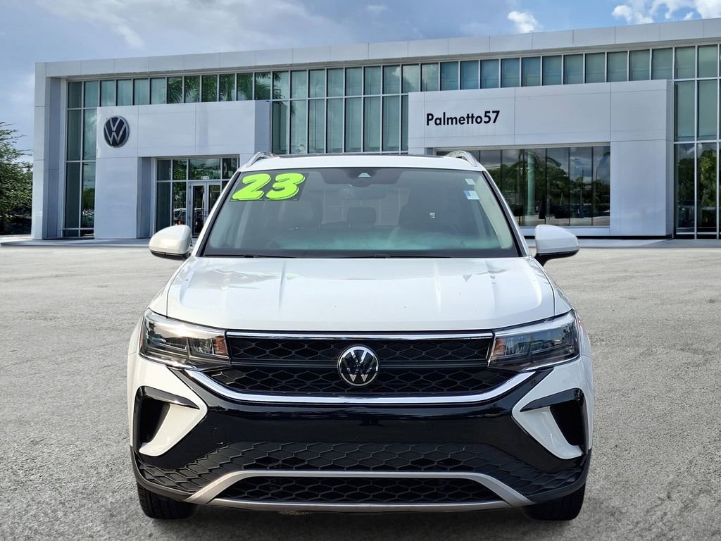 Used 2023 Volkswagen Taos SE w/ Panoramic Sunroof Package FWD image 2