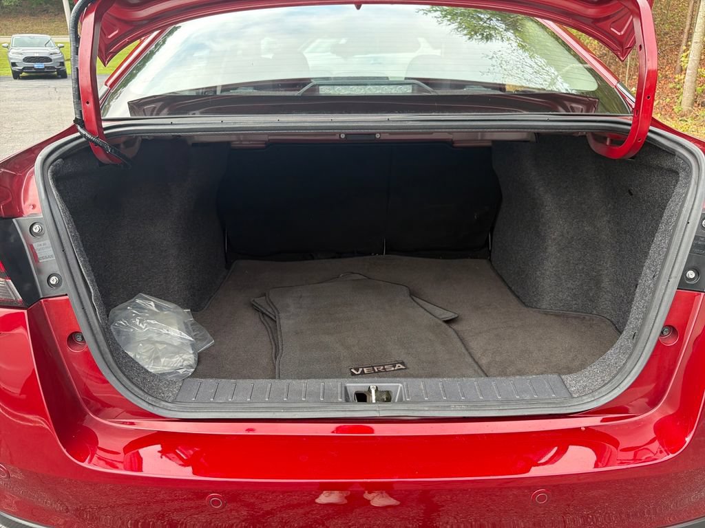 Used 2025 Nissan Versa SR FWD image 31