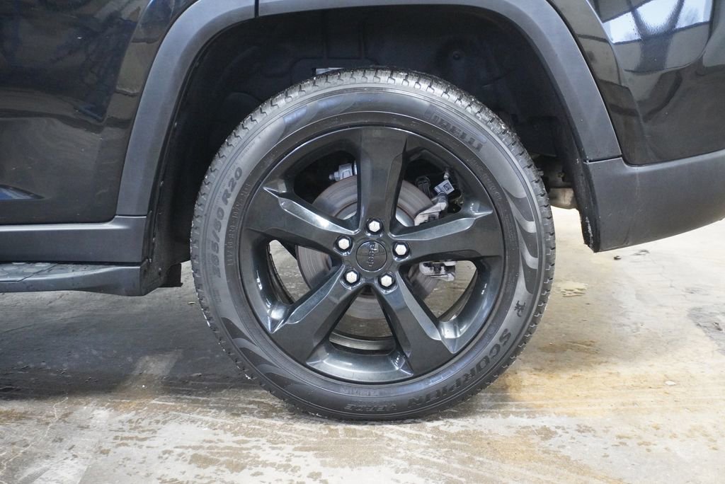 Used 2024 Jeep Grand Cherokee Limited w/ Luxury Tech Group II image 8