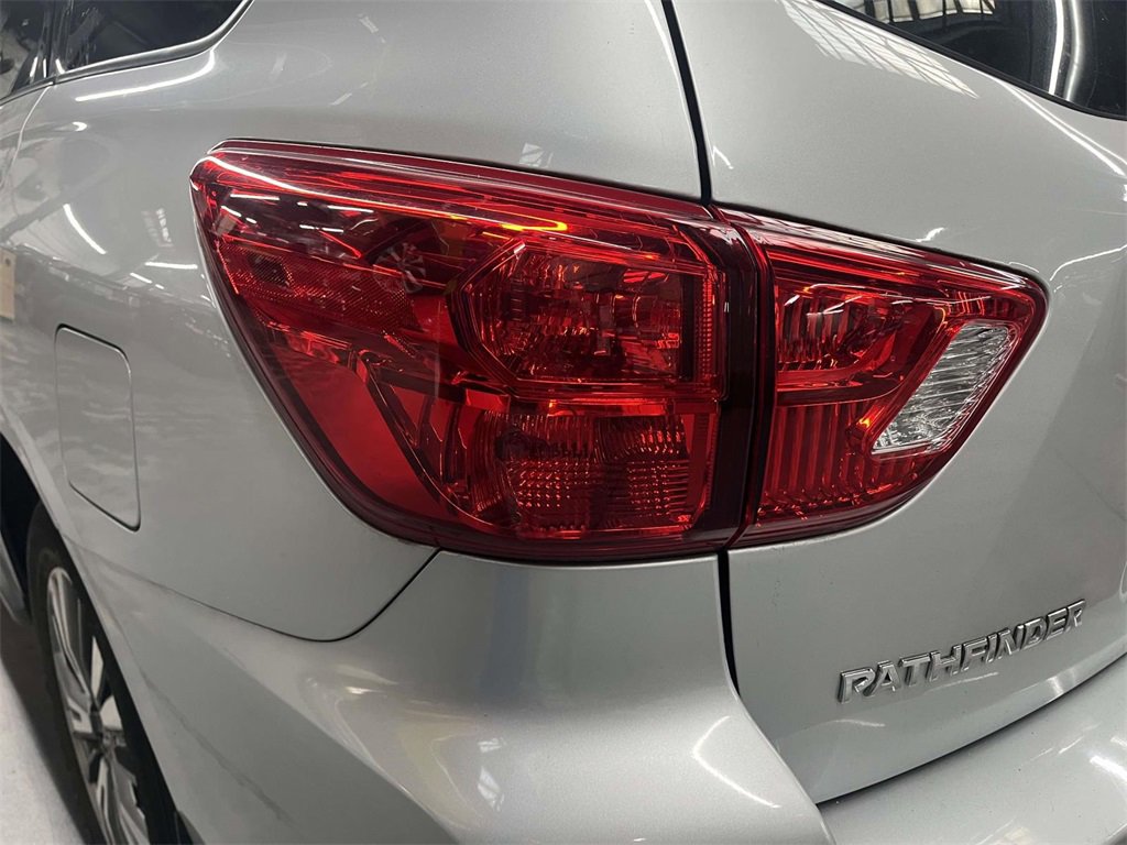 Used 2019 Nissan Pathfinder S image 13
