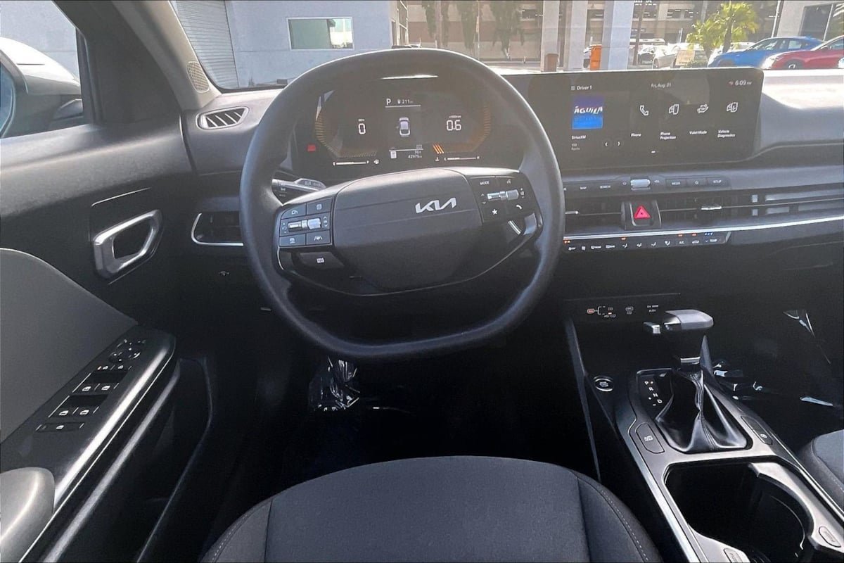 Used 2025 Kia K4 FWD image 5