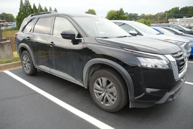 Used 2025 Nissan Pathfinder SV FWD image 3